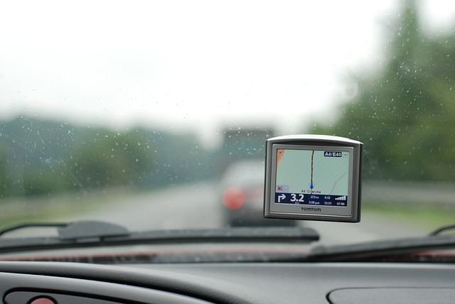 Colocación del GPS en el vehículo de rent a car Ibiza