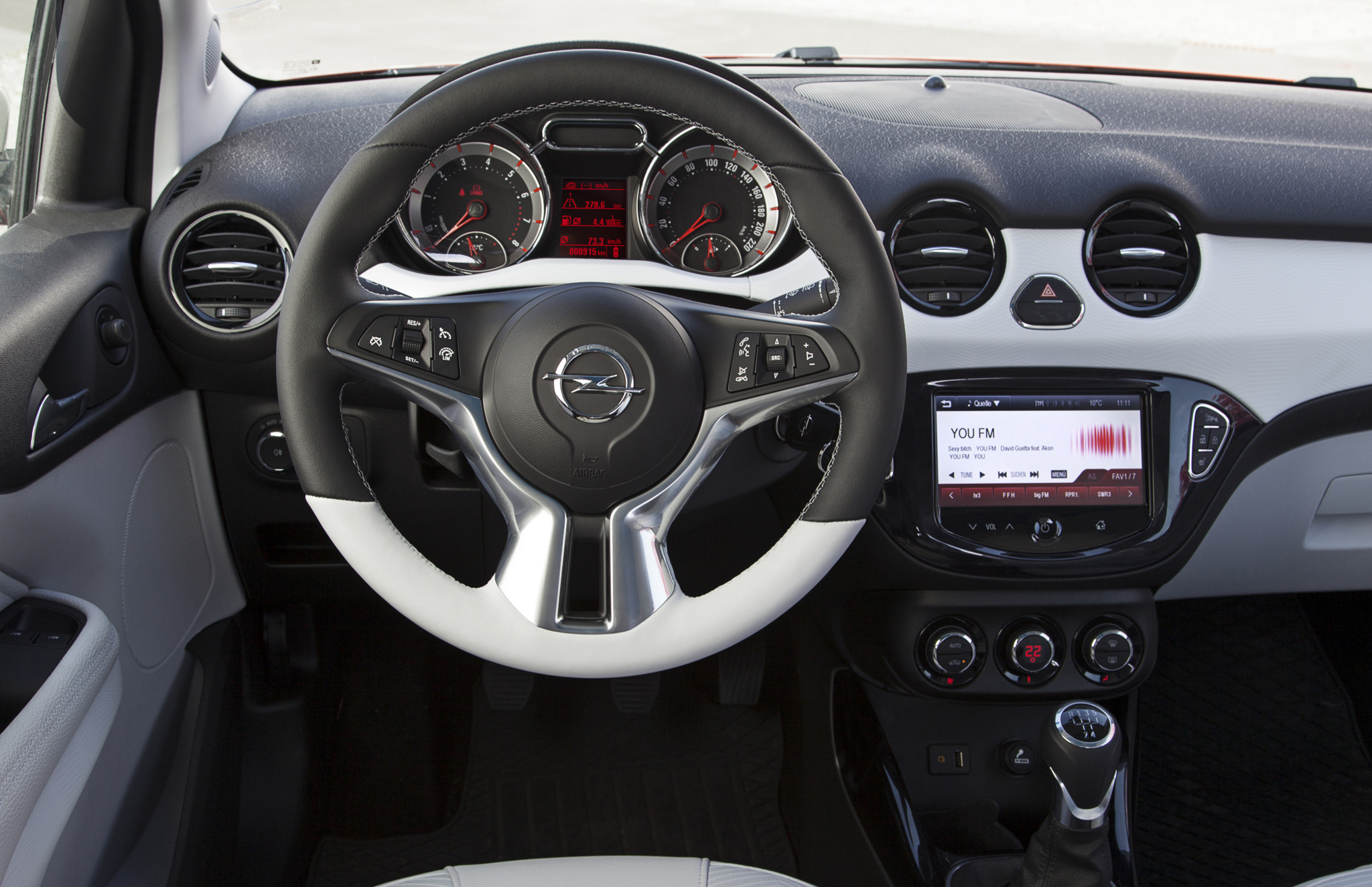 Interior nuevo Opel adam descapotable para rent a car Ibiza 