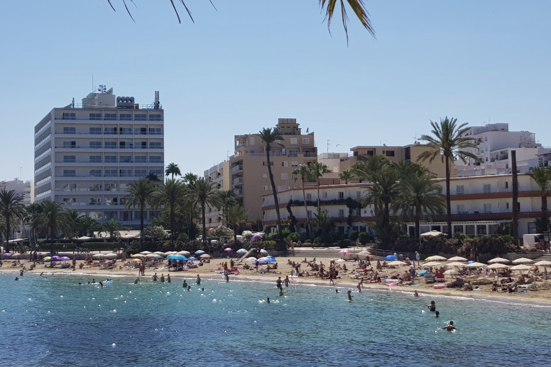 Playa Ses Figueretes en familia rent a car Ibiza