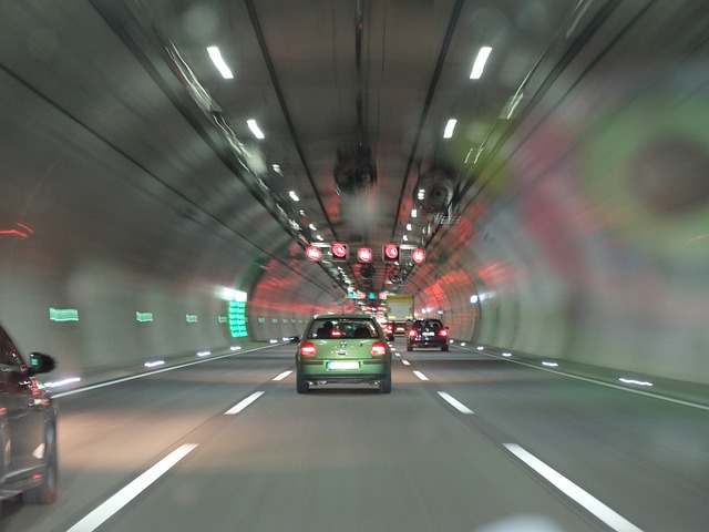 circulando coche alquiler interior tunel por Ibiza