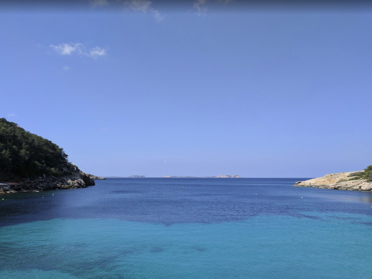 Aguas transparentes y turquesas de Cala Salada en rent a car Ibiza